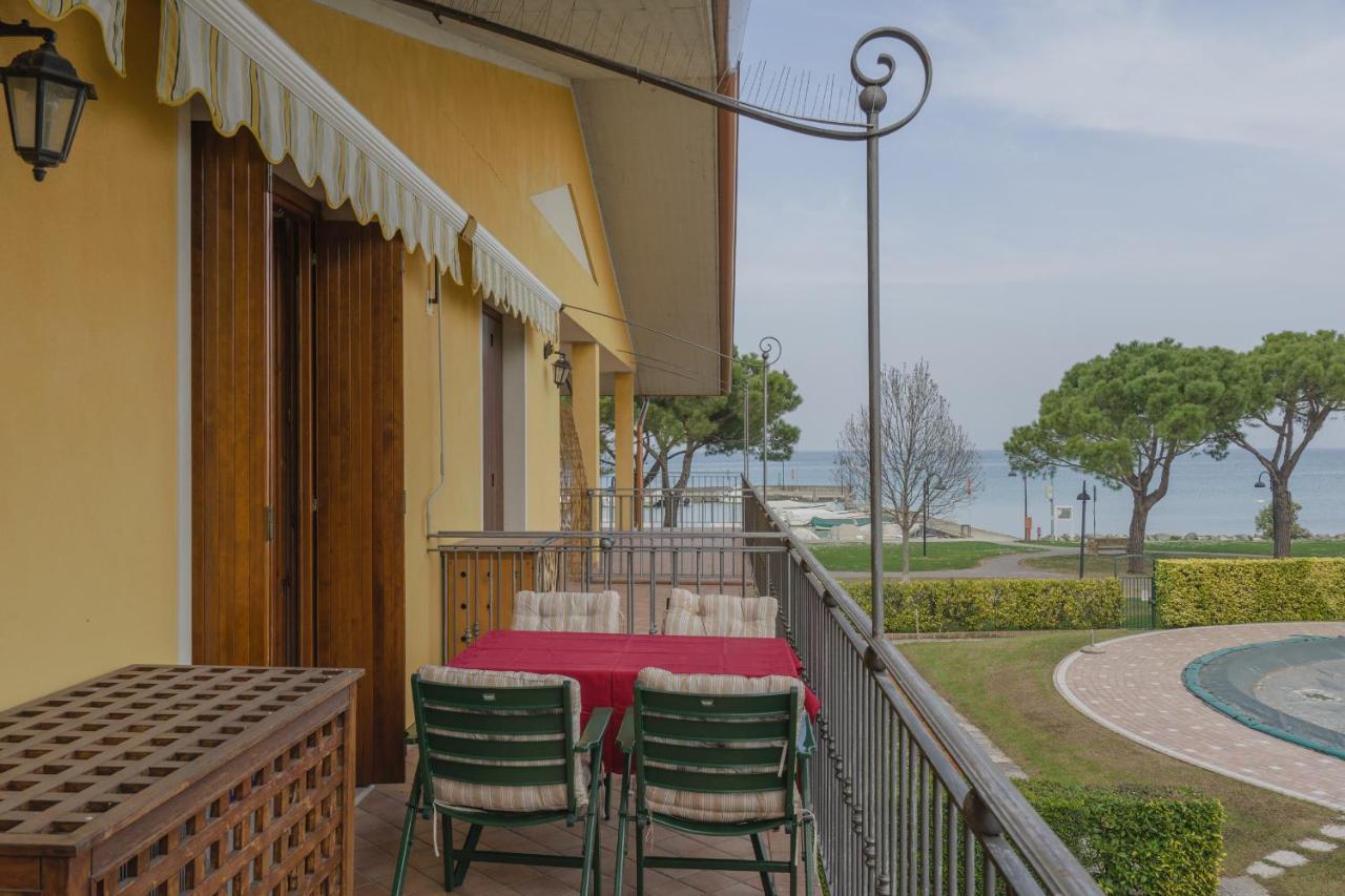 Mosaici Sunrise - Lake Front Apartment With Beautiful View Sirmione Bagian luar foto