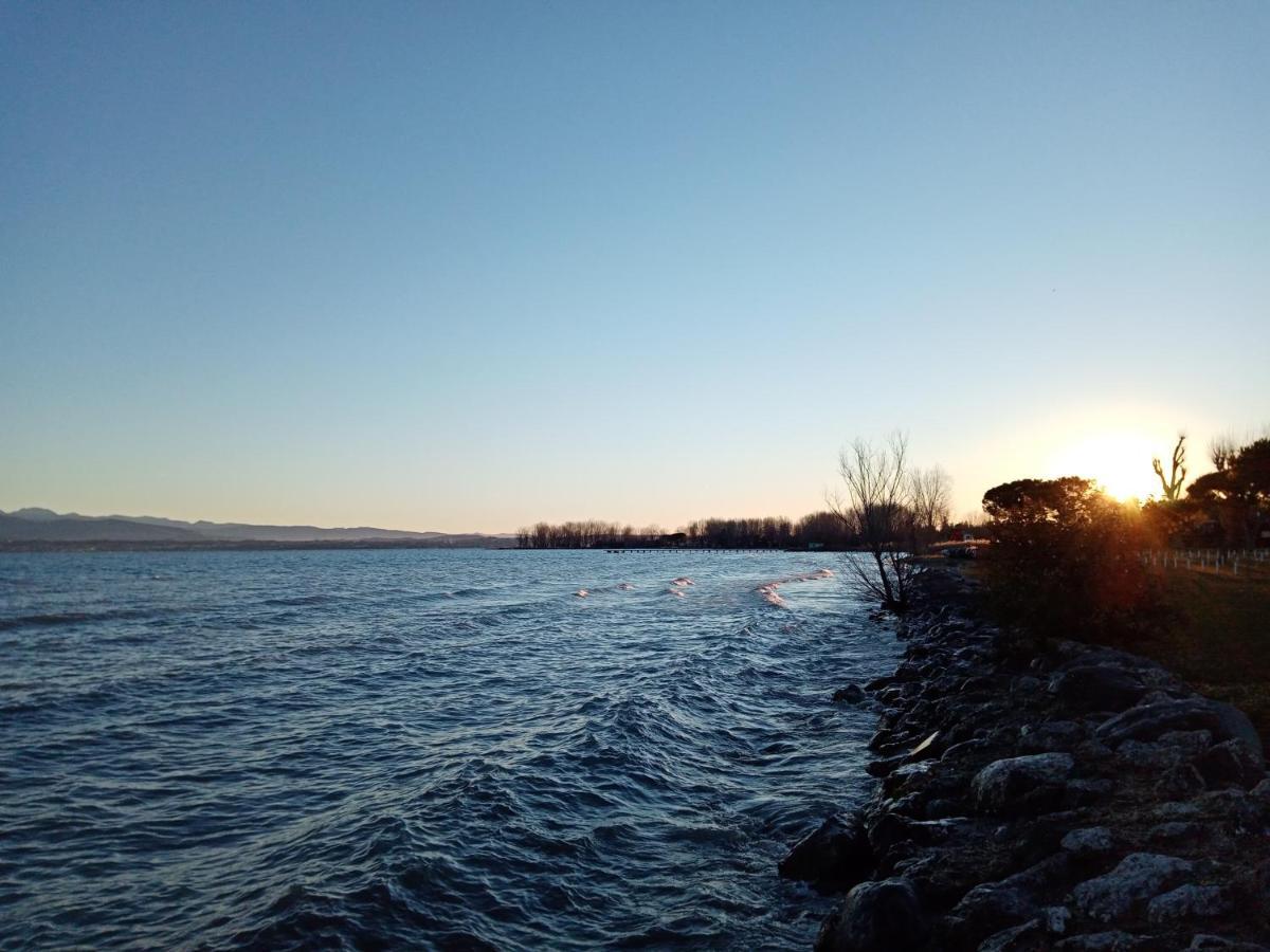 Mosaici Sunrise - Lake Front Apartment With Beautiful View Sirmione Bagian luar foto