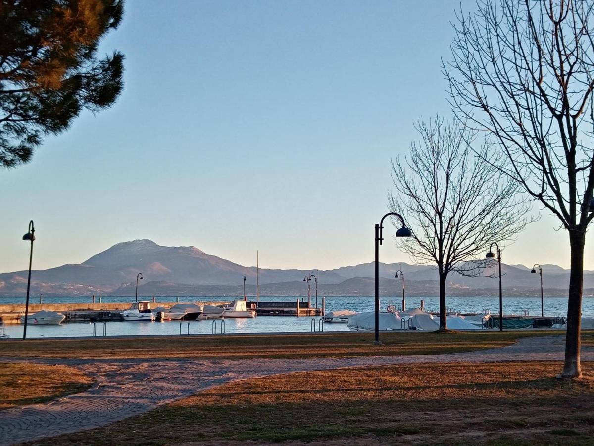 Mosaici Sunrise - Lake Front Apartment With Beautiful View Sirmione Bagian luar foto